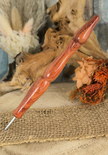 Häkelholz Vika aus afrikanischen Rosenholz mit Fingerstopp